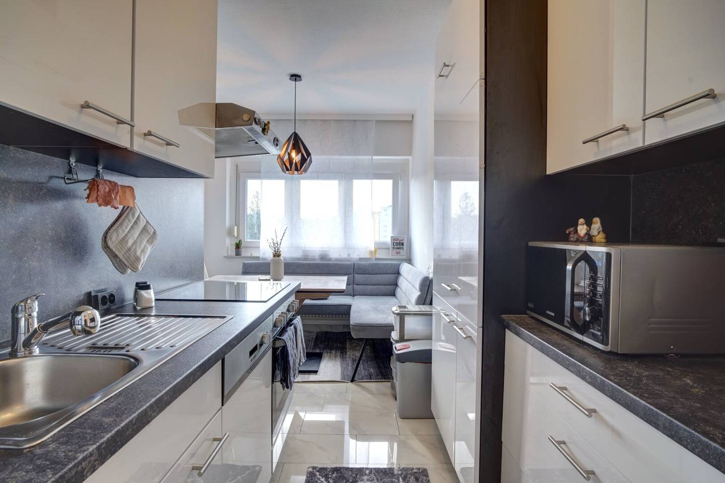 Well maintained 3 room apartment with loggia and parking space near shopping centre
