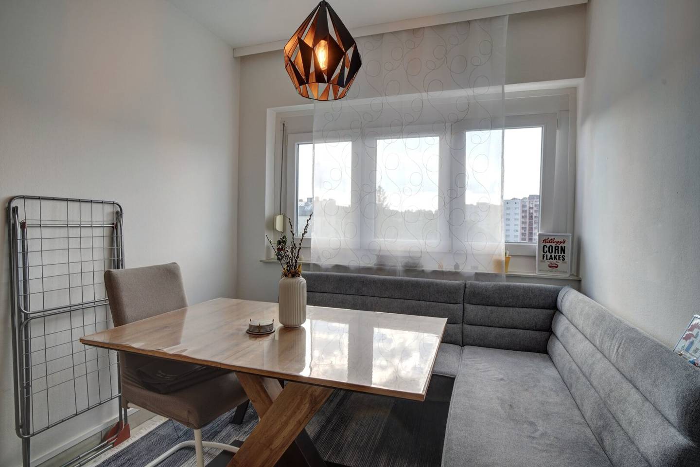 Well maintained 3 room apartment with loggia and parking space near shopping centre
