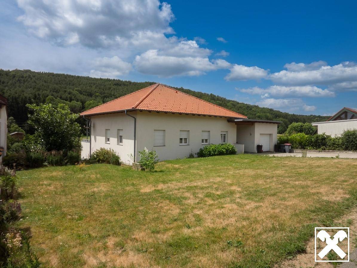 Einfamilienhaus mit Pool und Garten in ruhiger Lage