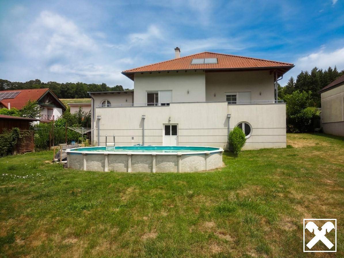 Einfamilienhaus mit Pool und Garten in ruhiger Lage