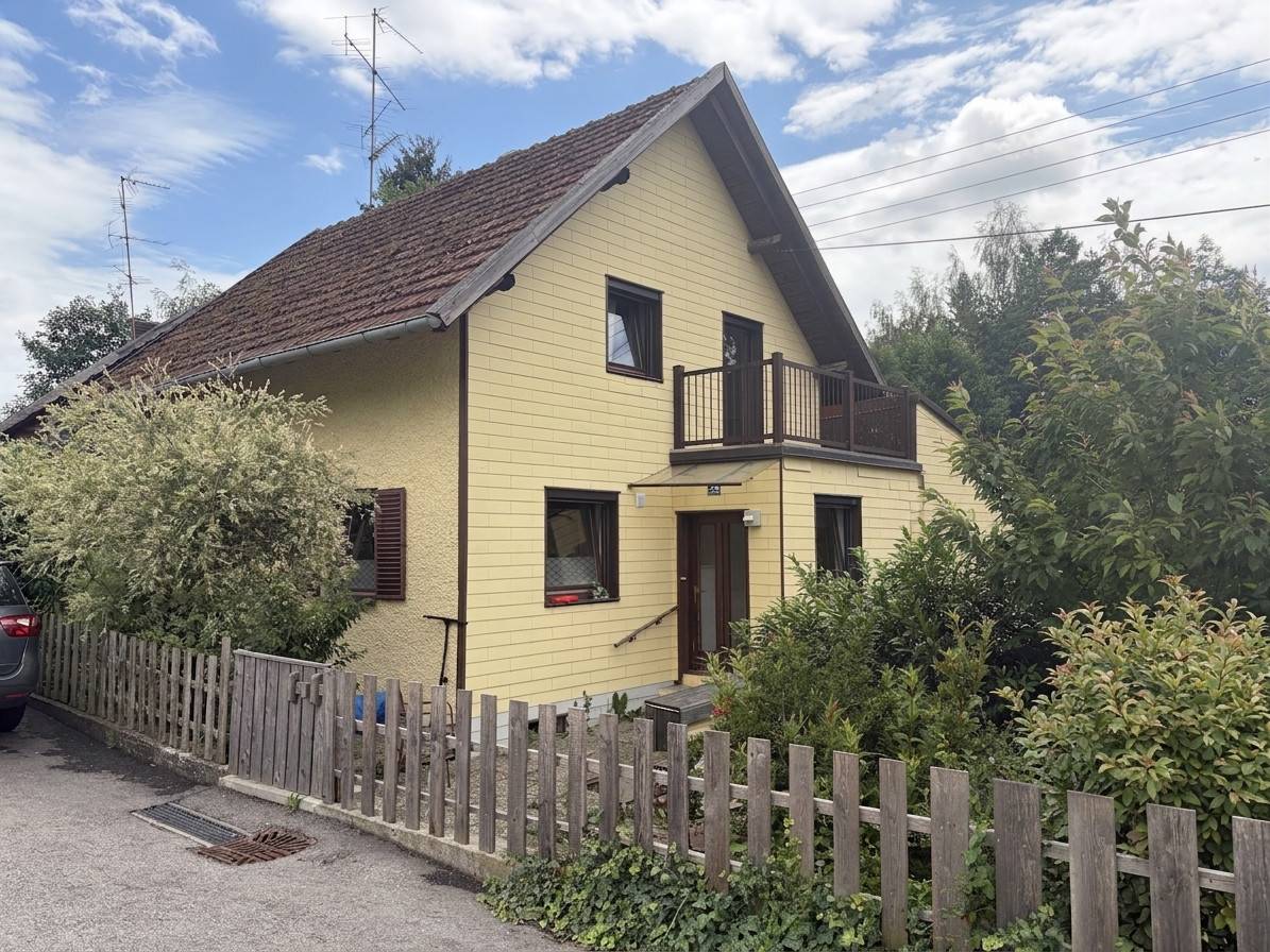 Wohnhaus mit Entwicklungspotential und Garten
