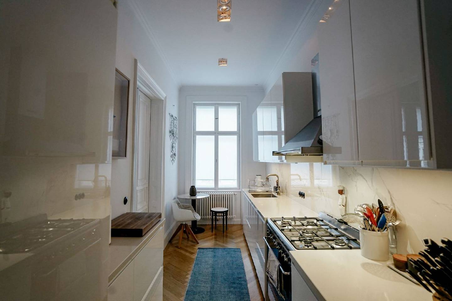 Stylish Altbau apartment with herringbone parquet near Resselpark