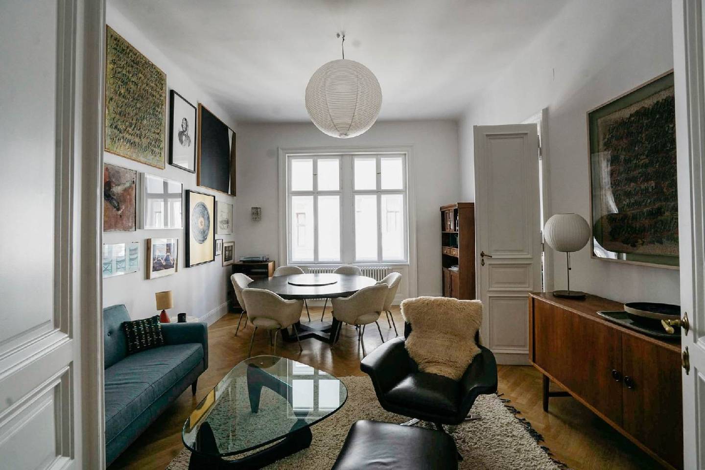 Stylish Altbau apartment with herringbone parquet near Resselpark