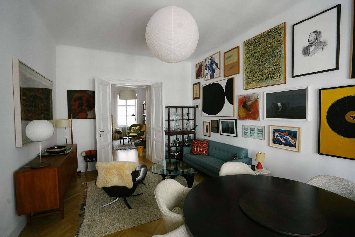 Stylish Altbau apartment with herringbone parquet near Resselpark