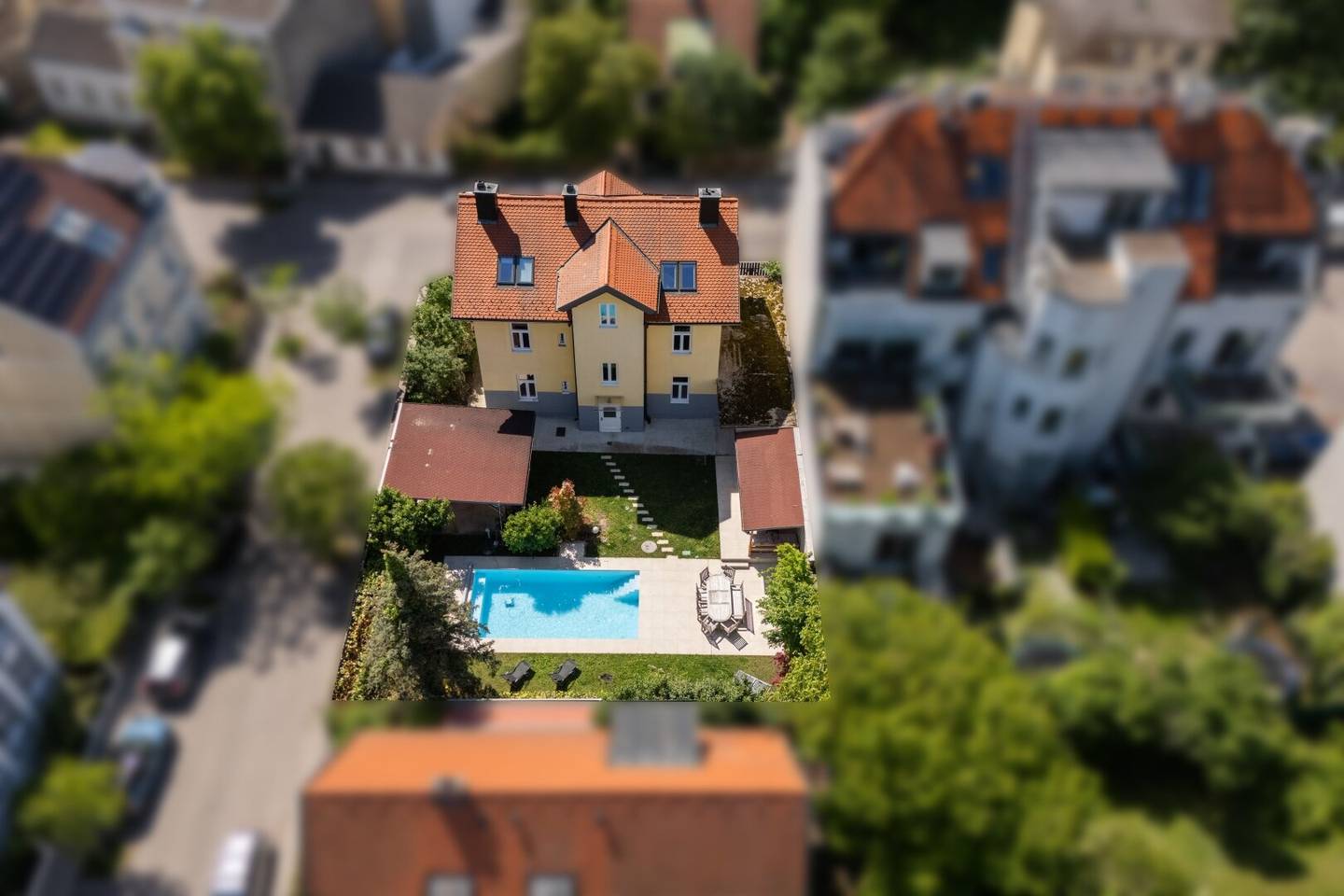 Pool, Garden, 220 m² Living Space &amp; Top Location – Charming Home near the Marketplace