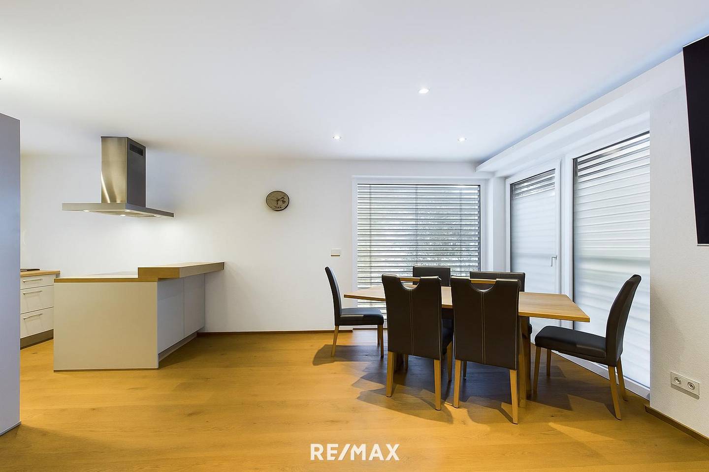 Zwei moderne Doppelhaushälften mit Terrassen und Dachterrasse
