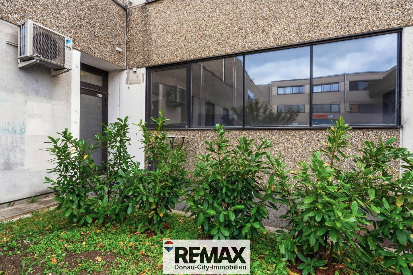 Commercial space with office and storage in Inzersdorf