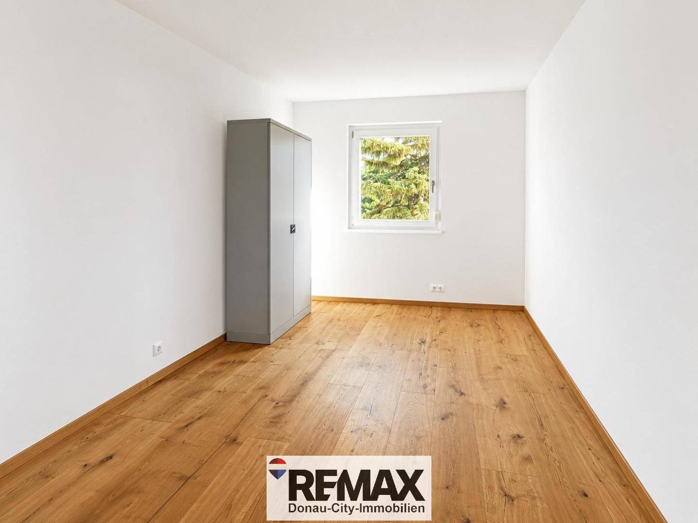 Freshly renovated apartment with fireplace and parquet