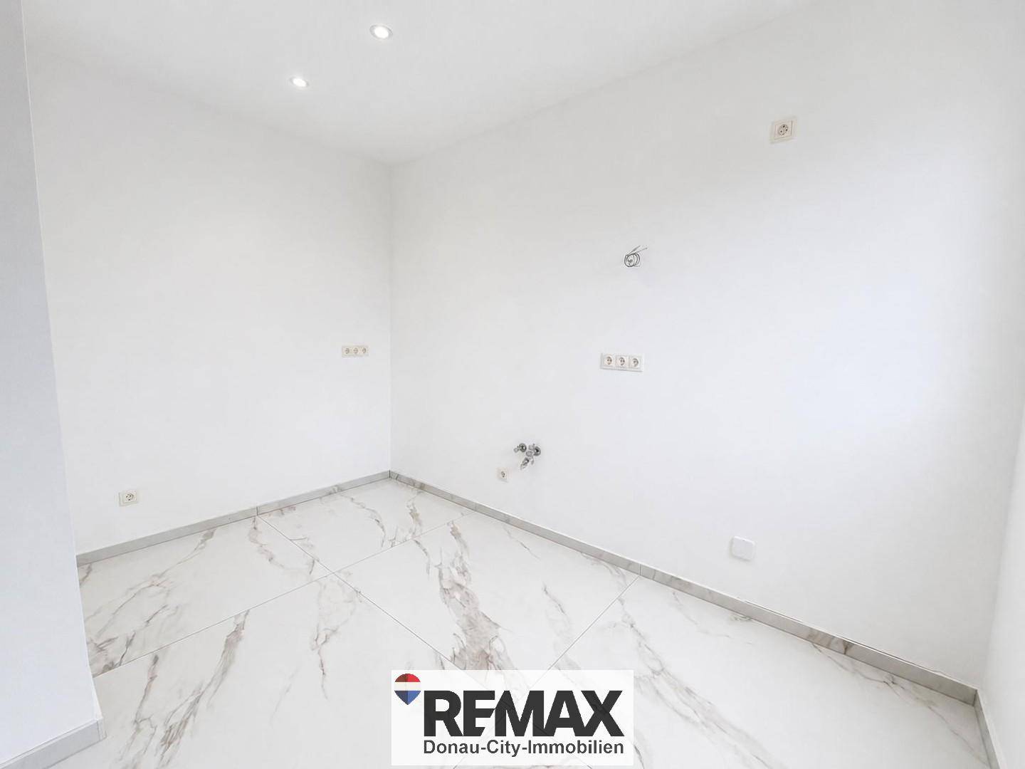 Freshly renovated apartment with fireplace and parquet