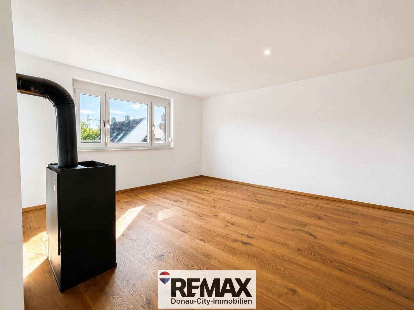 Freshly renovated apartment with fireplace and parquet