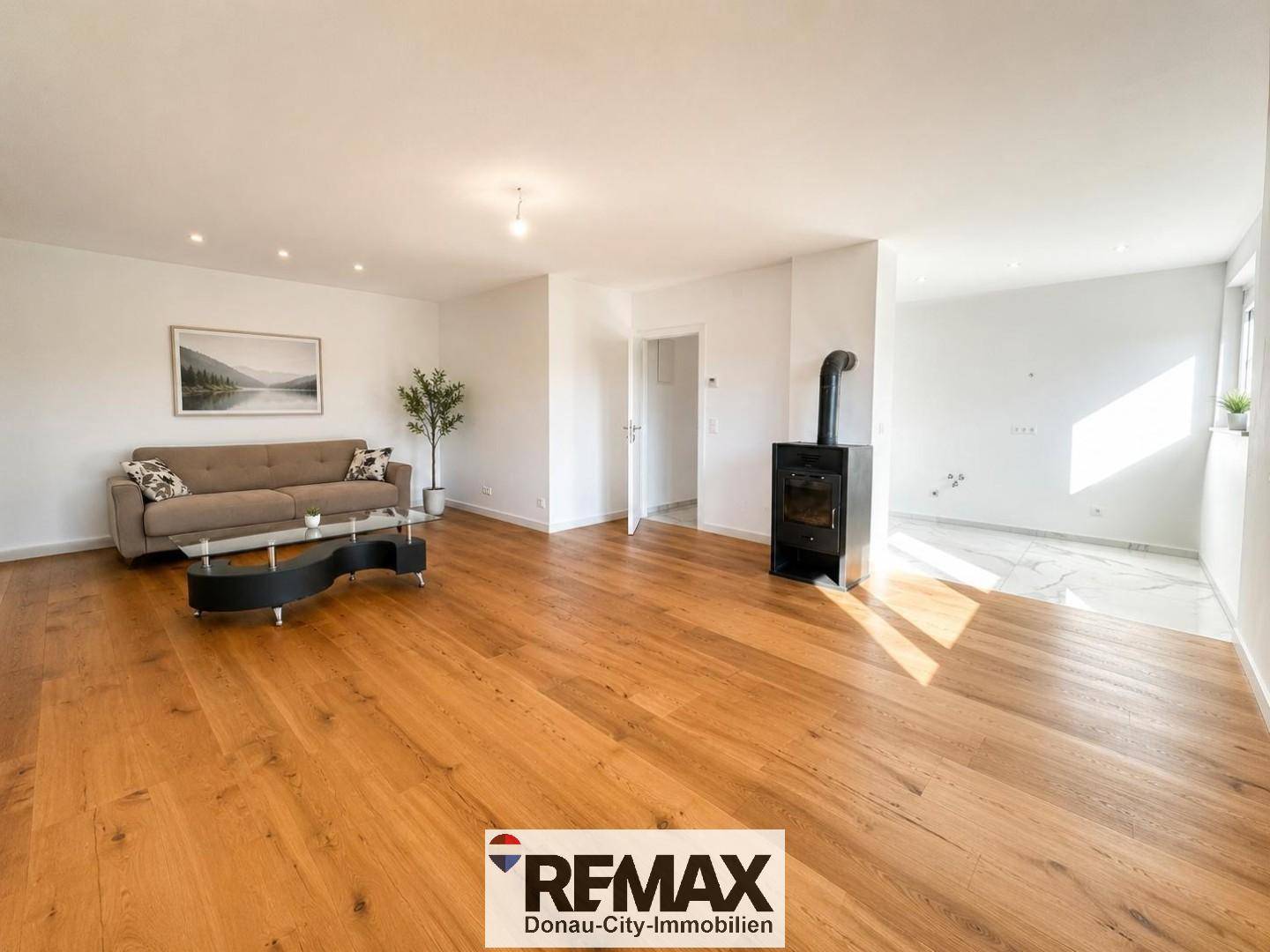 Freshly renovated apartment with fireplace and parquet