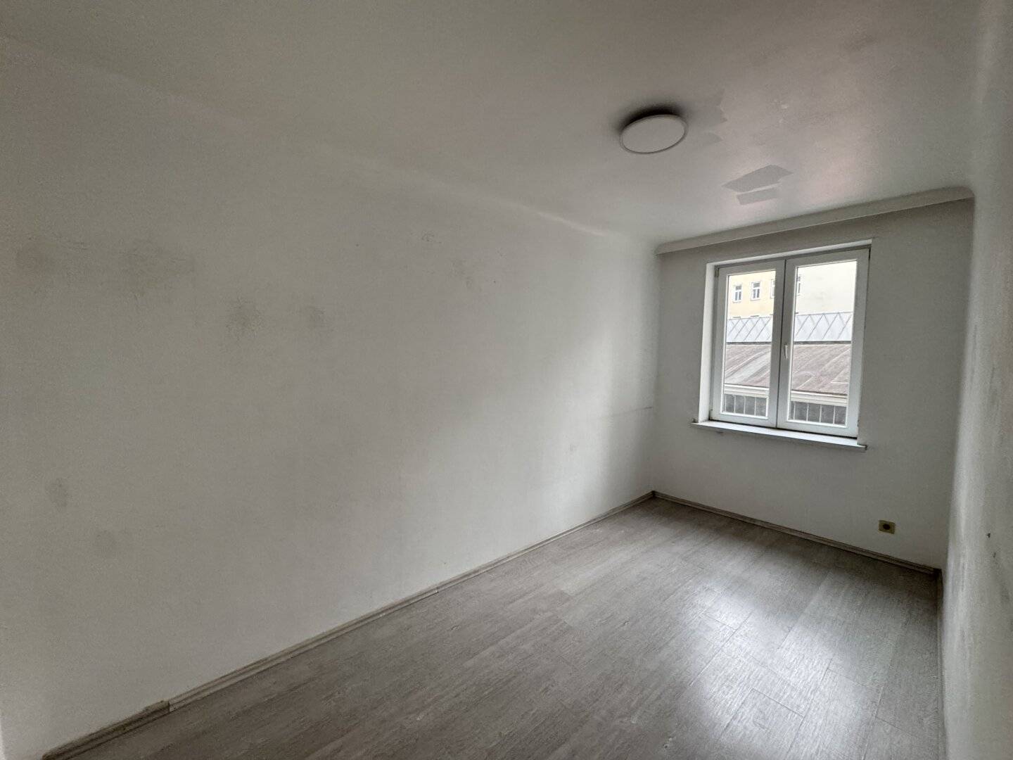 Altbau apartment in quiet side street near Naschmarkt