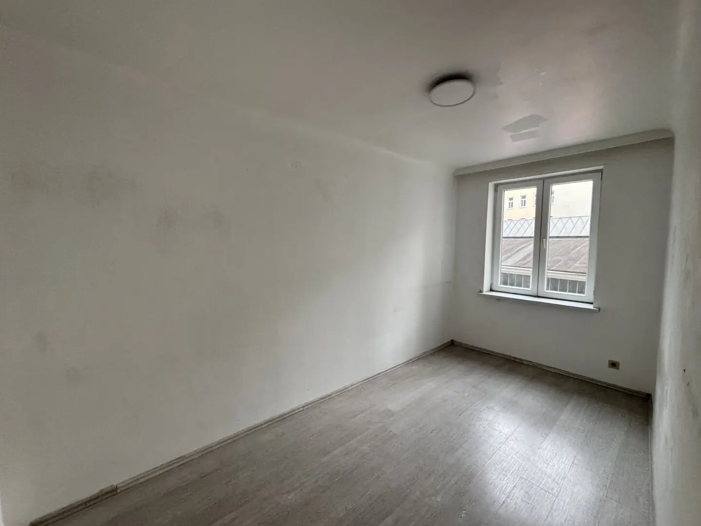 Altbau apartment in quiet side street near Naschmarkt