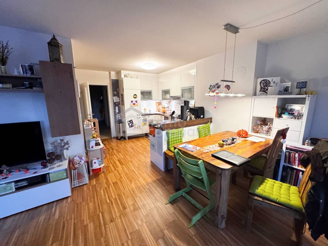 Wohnung with two balconies and an elevator