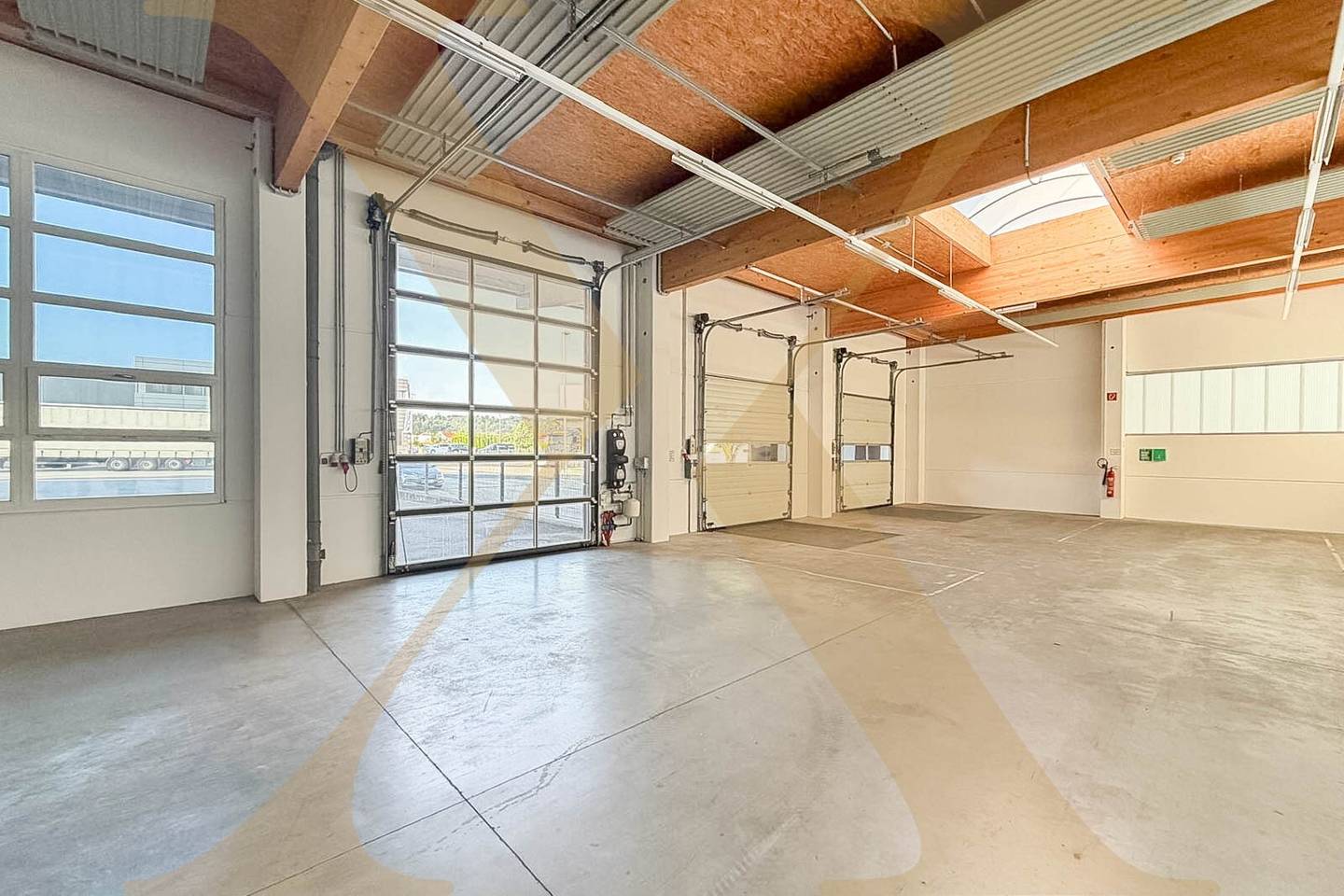 Flexible commercial property with hall and office spaces in Südpark Linz for rent