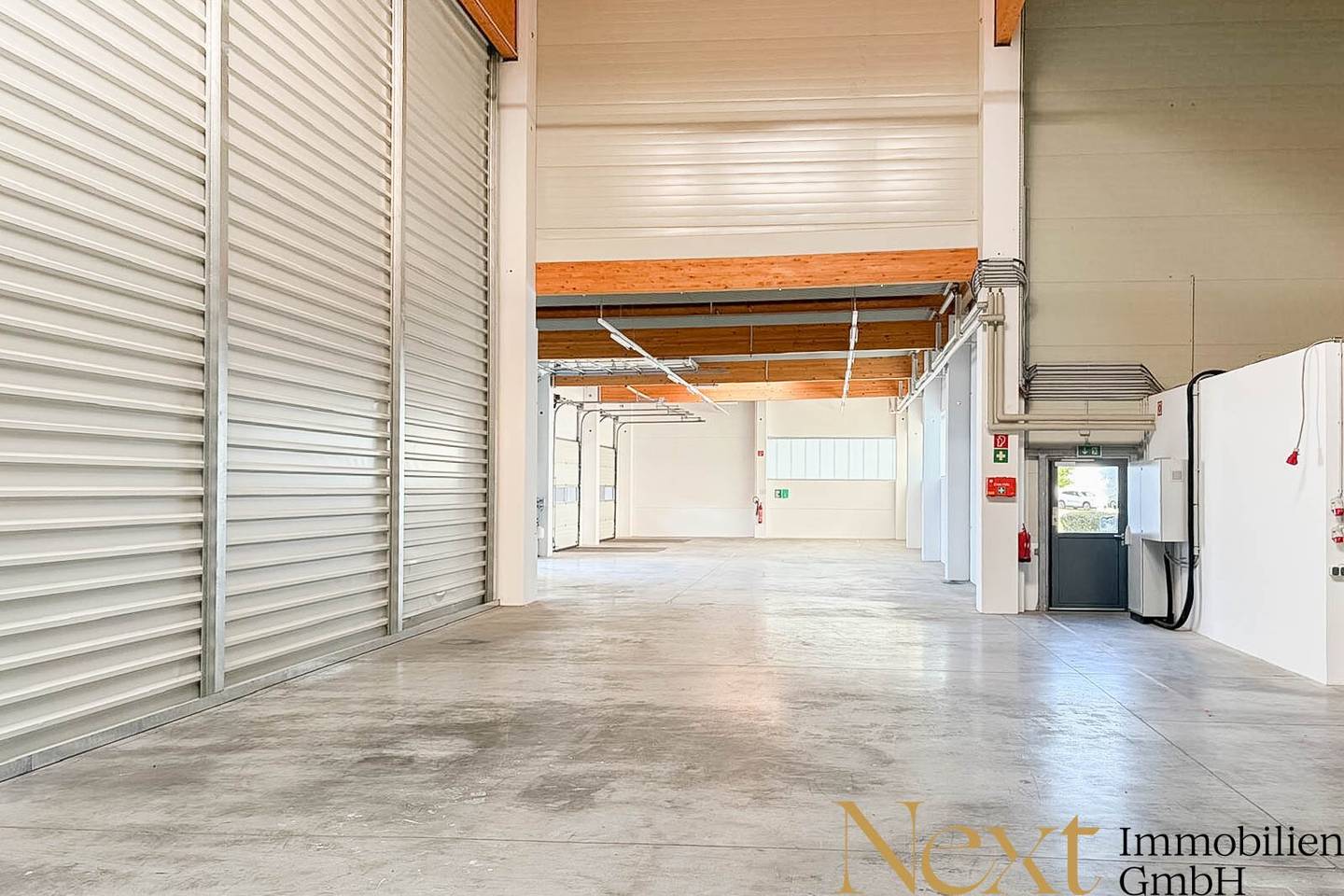 Flexible commercial property with hall and office spaces in Südpark Linz for rent