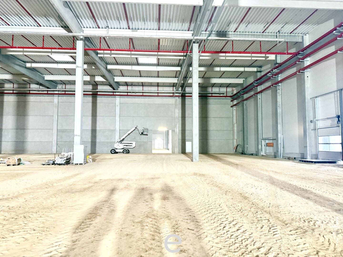 Directly at the border between Austria, Slovakia and Hungary Warehouse and production hall for rent from 3,500 m²