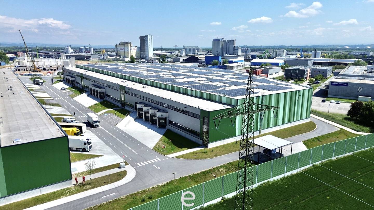 New build production and warehouse hall with office spaces in Enns Ennshafen for rent individually and future oriented