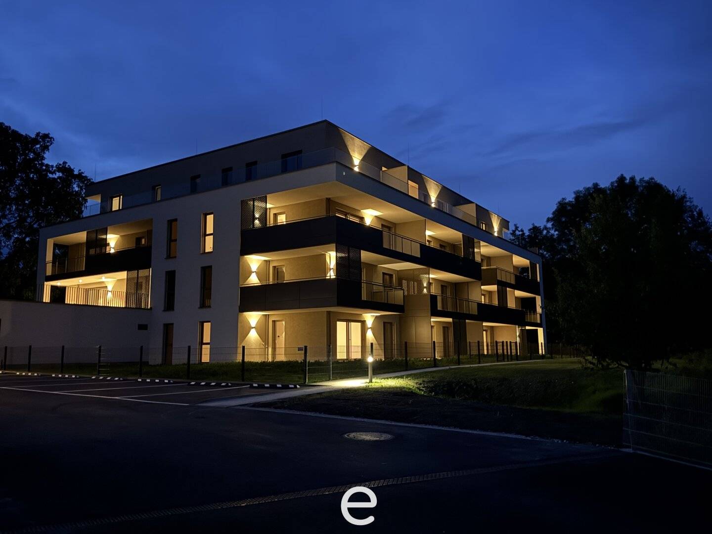 Helle Neubauwohnung mit Loggia und Tiefgarage