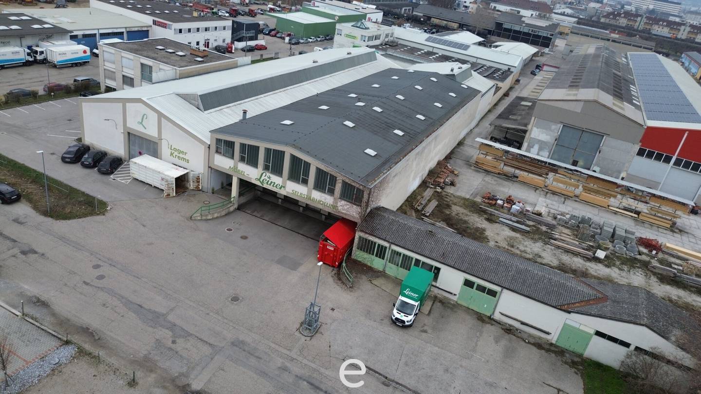 Warehouse with office and truck ramps in Krems