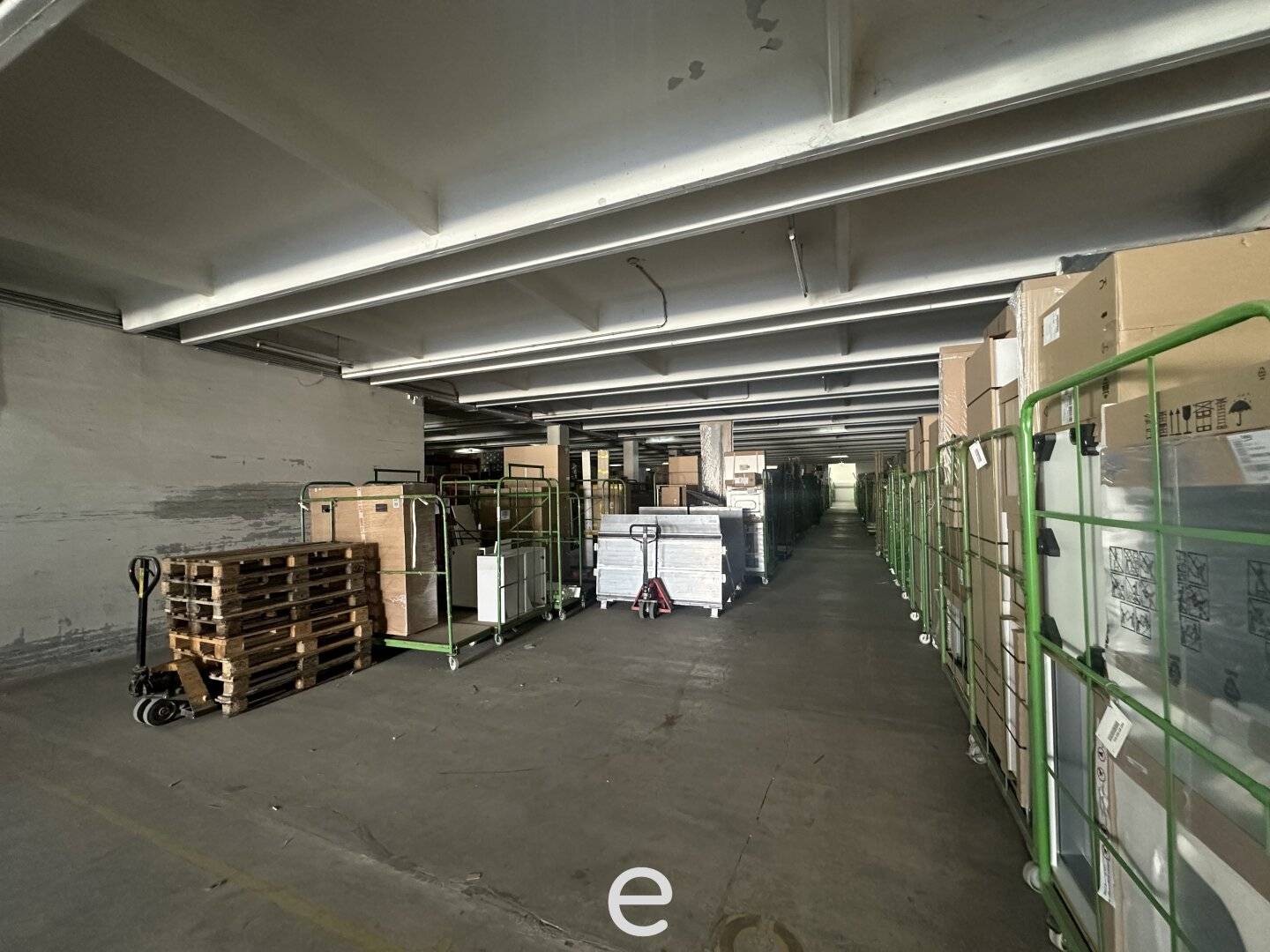 Warehouse with office and truck ramps in Krems