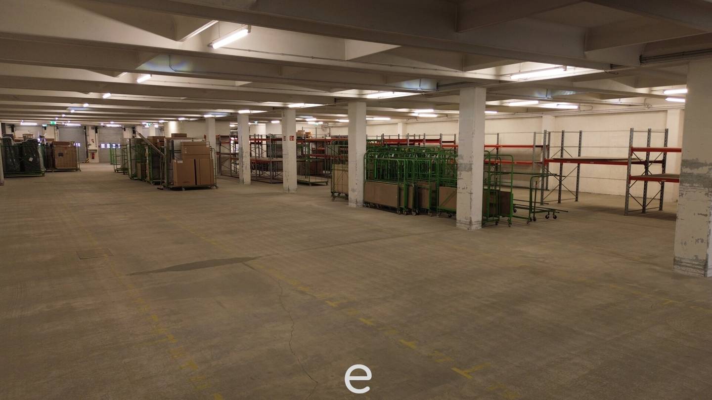 Warehouse with office and truck ramps in Krems