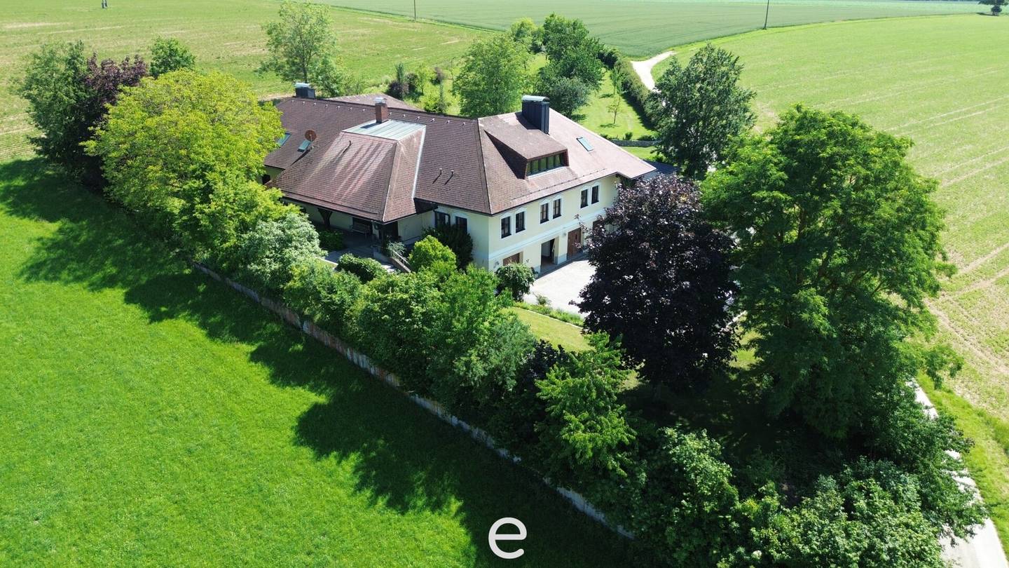 Herrenhaus in Allhaming mit 4740m² Grundstück in idyllischer Alleinlage!