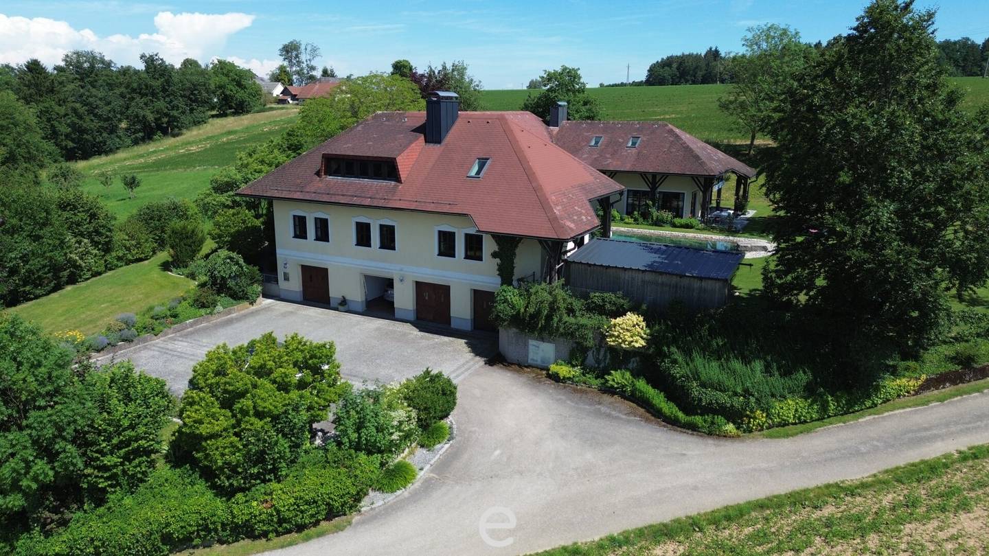 Herrenhaus in Allhaming mit 4740m² Grundstück in idyllischer Alleinlage!