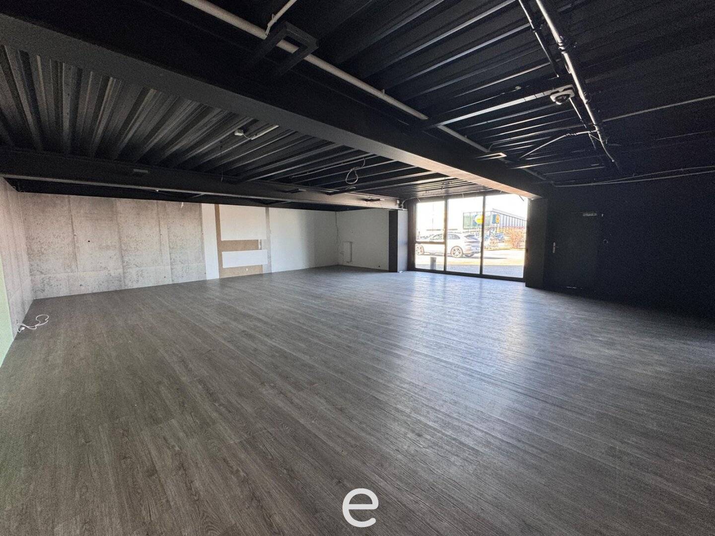 Modern showroom with office and storage space for rent in Ansfelden