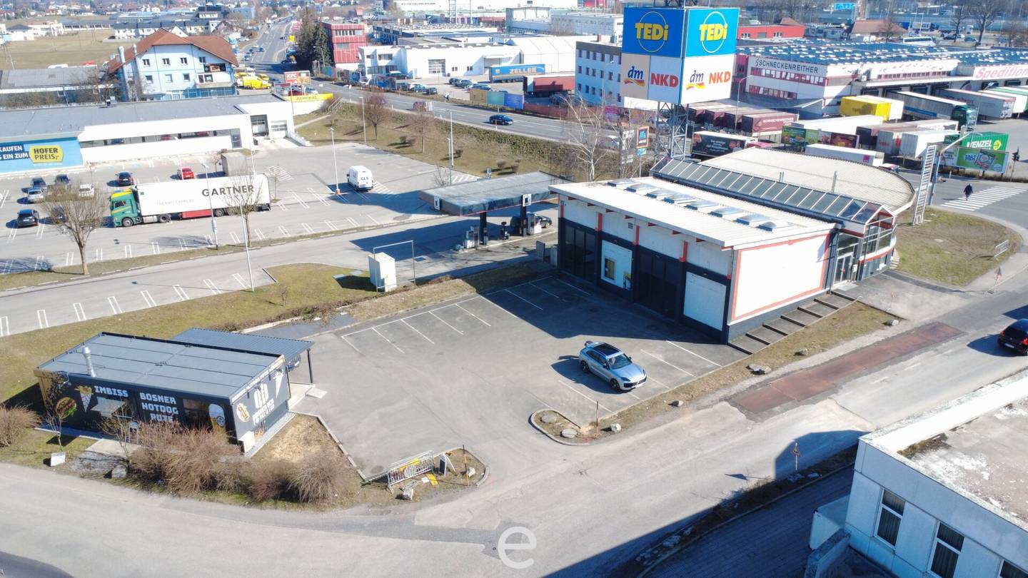Modern showroom with office and storage space for rent in Ansfelden
