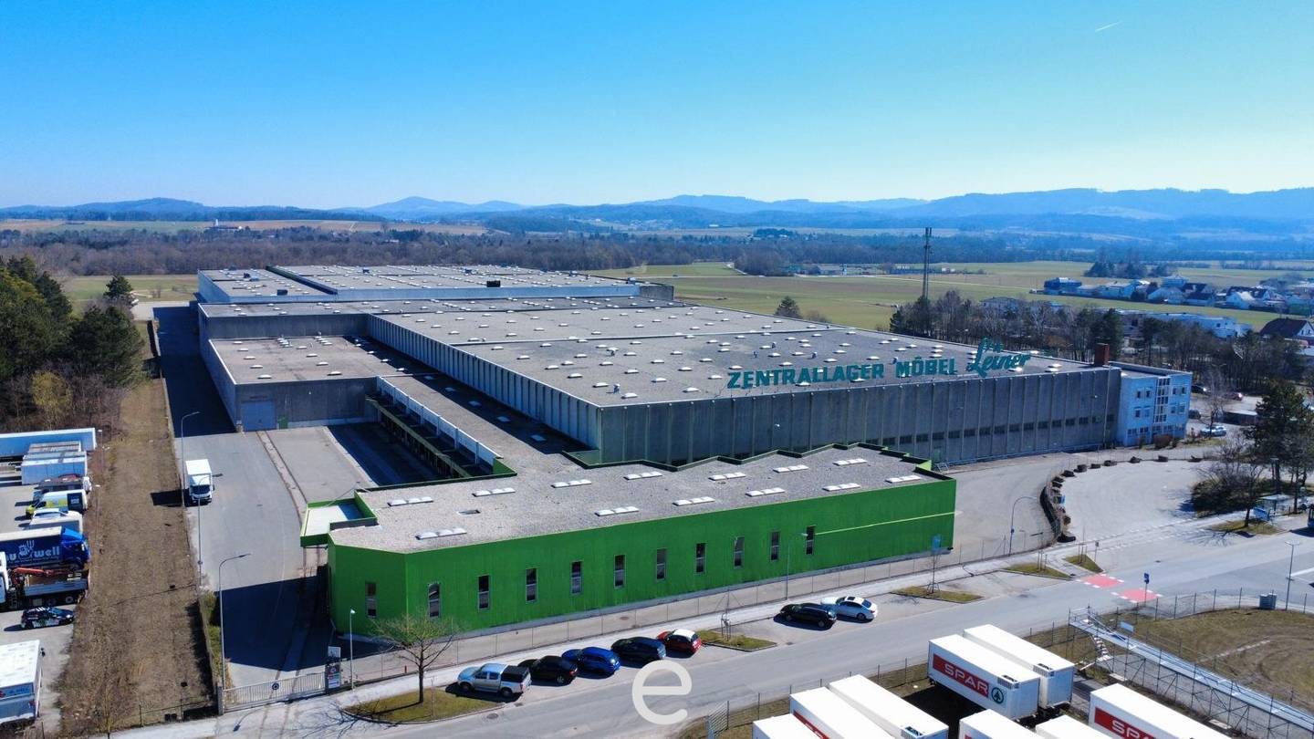 Large-volume warehouse with rail connection in a prime traffic location","de":"Großvolumiges Lager mit Bahnanschluss in bester Verkehrslage!"},
