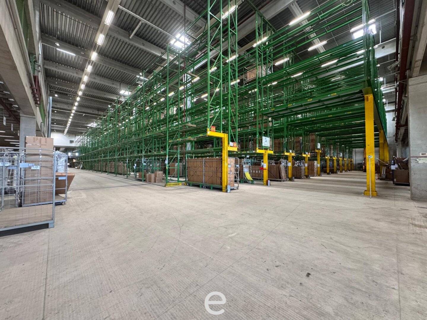 Large-volume warehouse with rail connection in a prime traffic location","de":"Großvolumiges Lager mit Bahnanschluss in bester Verkehrslage!"},