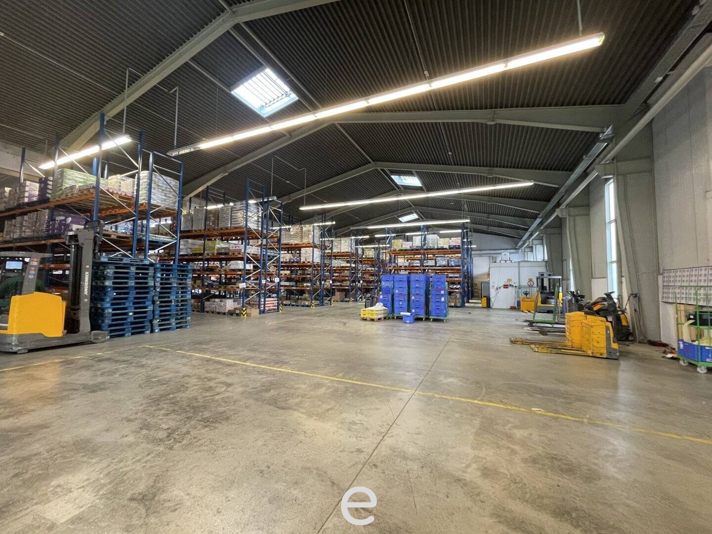 Commercial property with warehouse and office space in Linz