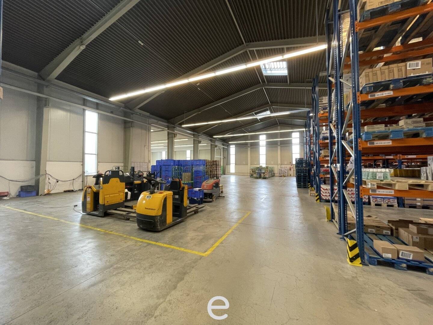 Commercial property with warehouse and office space in Linz