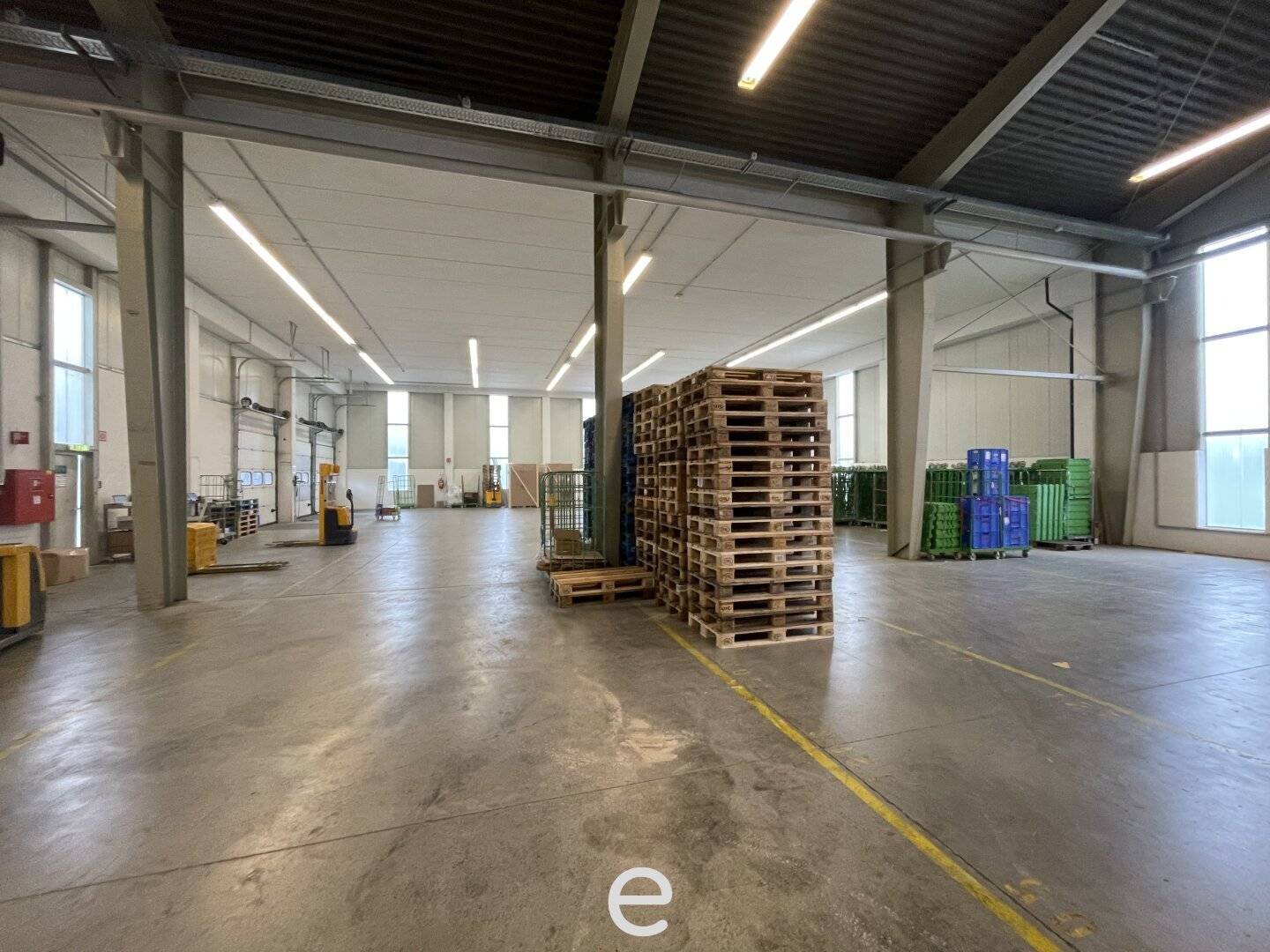 Commercial property with warehouse and office space in Linz