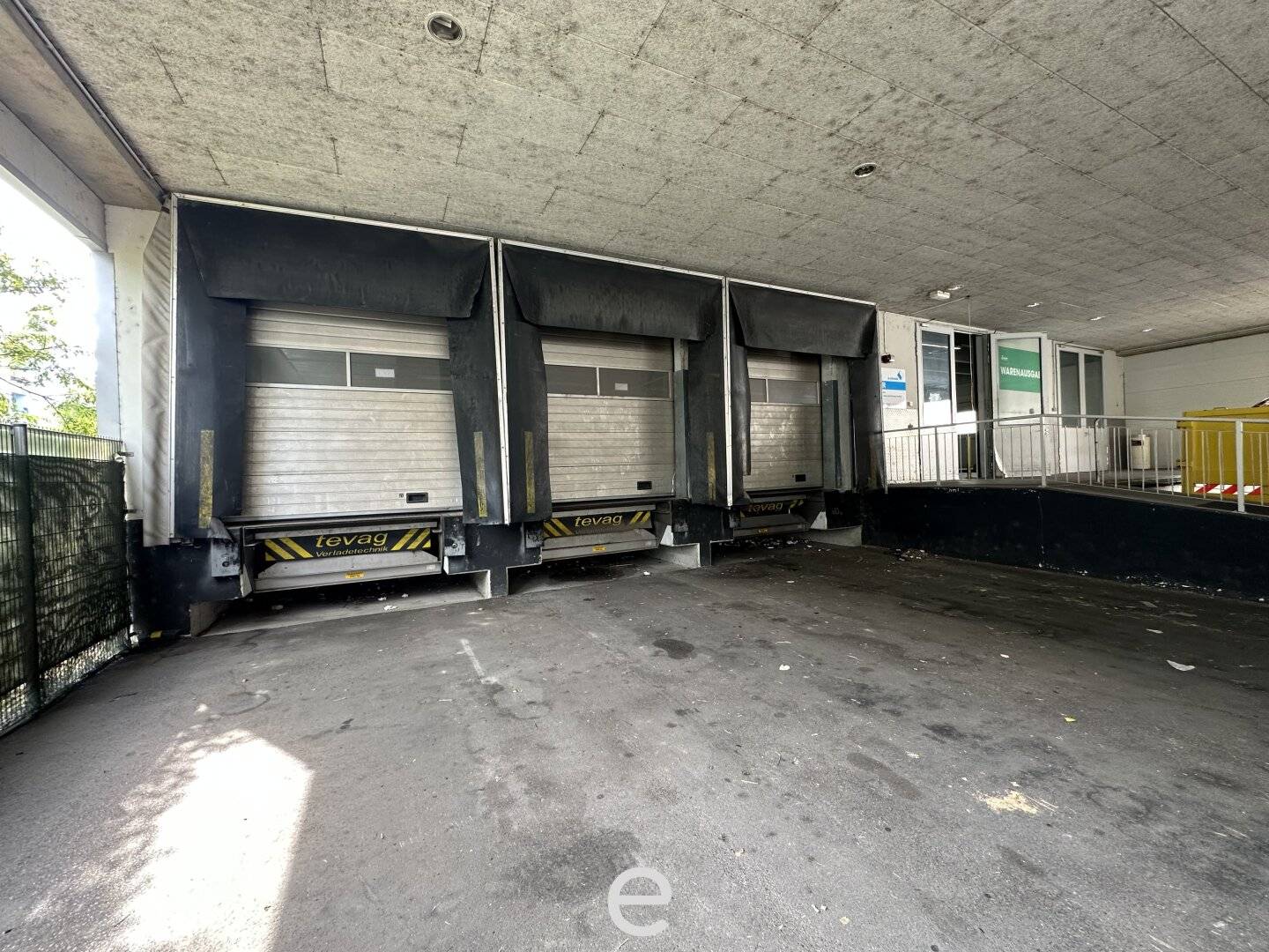 Warehouse space in 16th district with freight elevator and district heating
