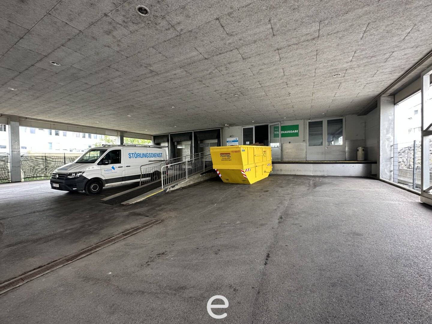 Warehouse space in 16th district with freight elevator and district heating