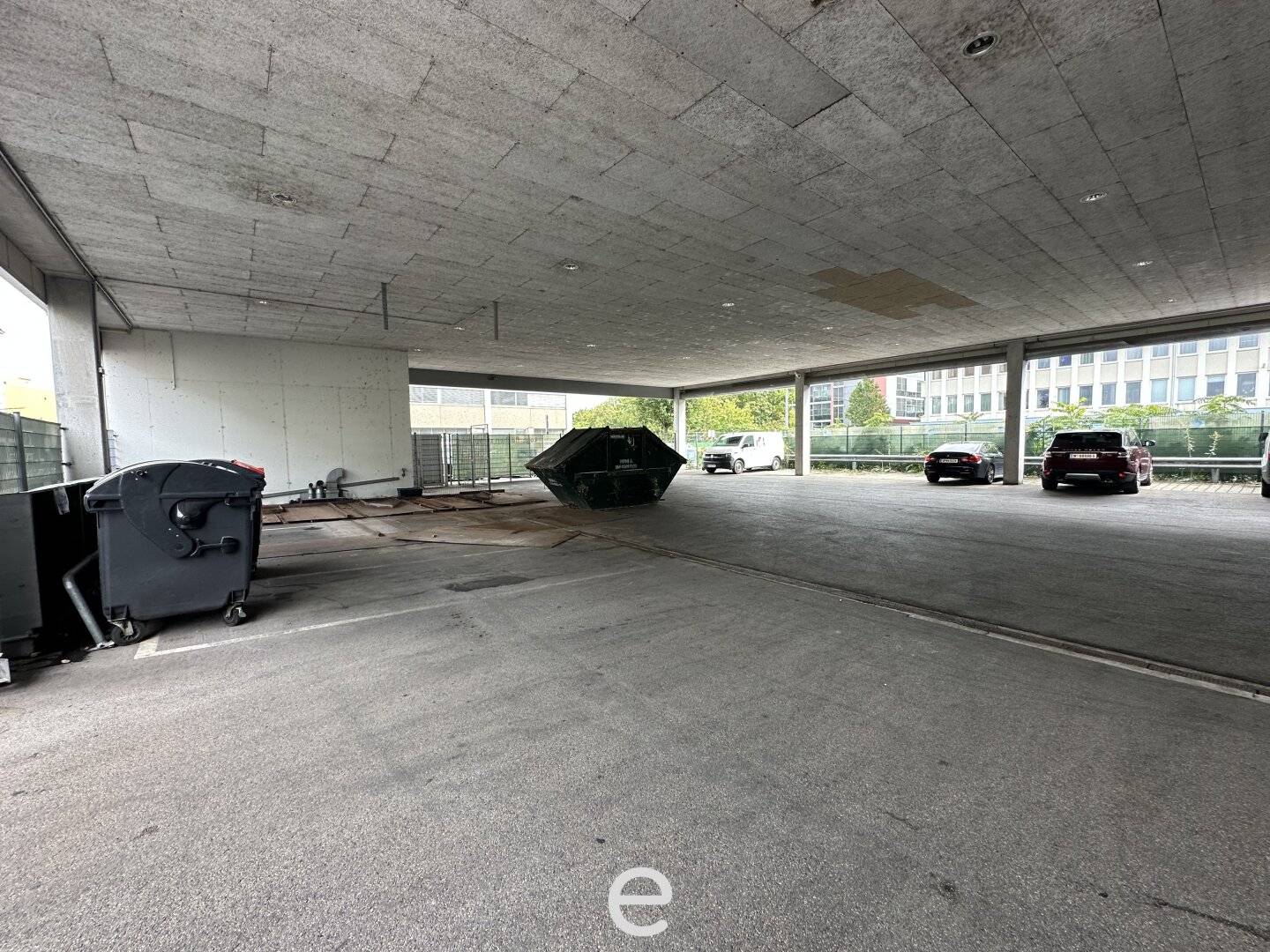 Warehouse space in 16th district with freight elevator and district heating