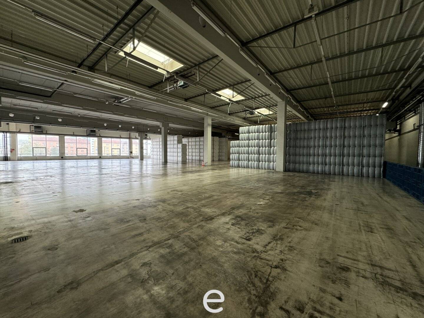 Office and storage in central location near Wels station