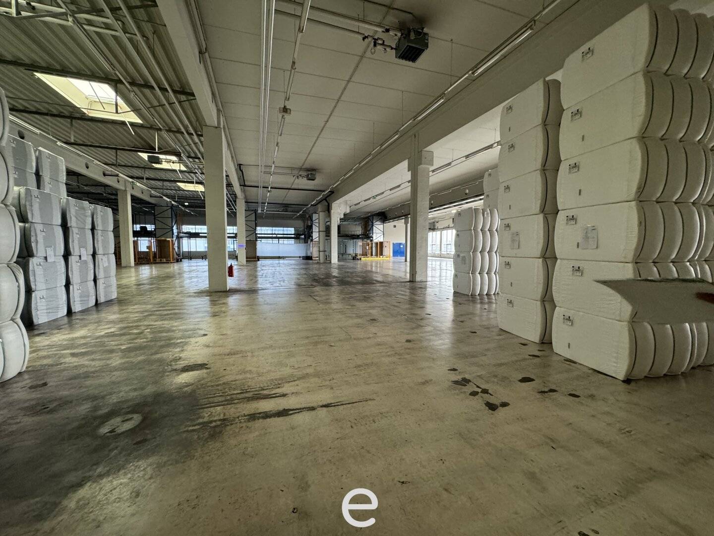 Office and storage in central location near Wels station