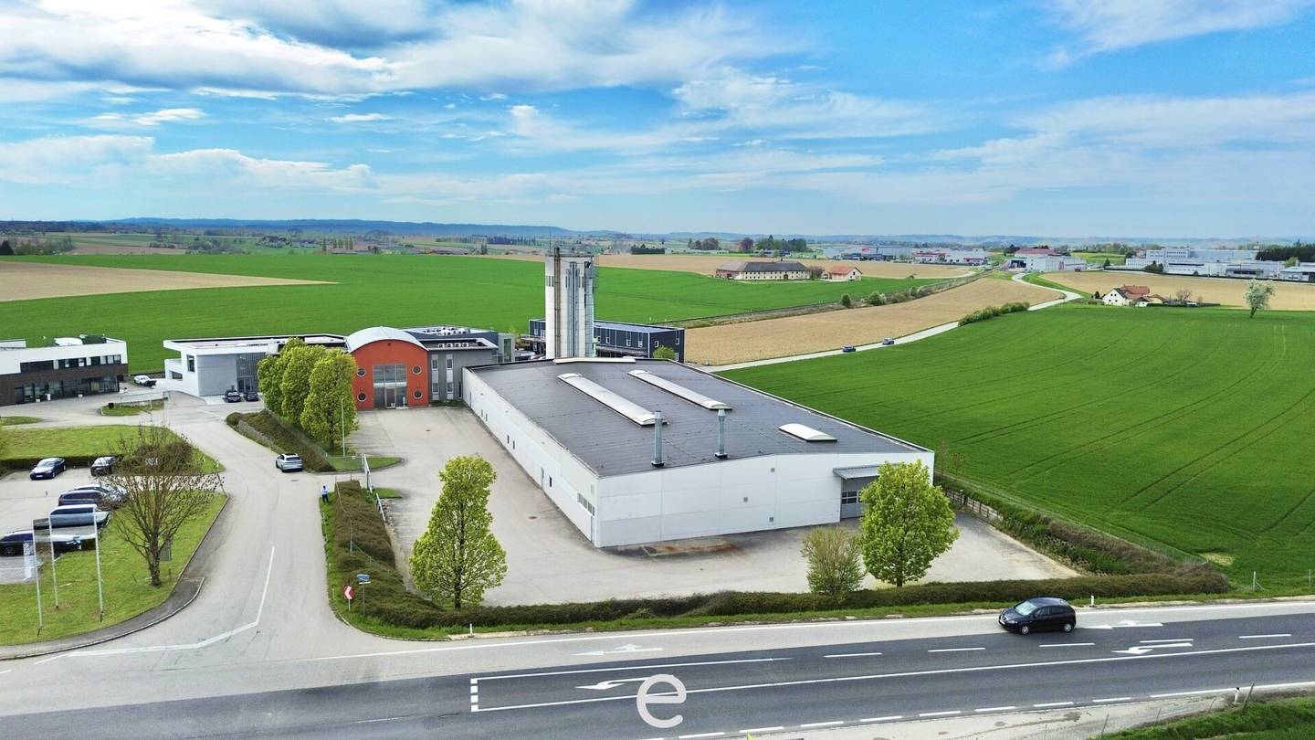 Production and storage space including office location between Sattledt and Wels
