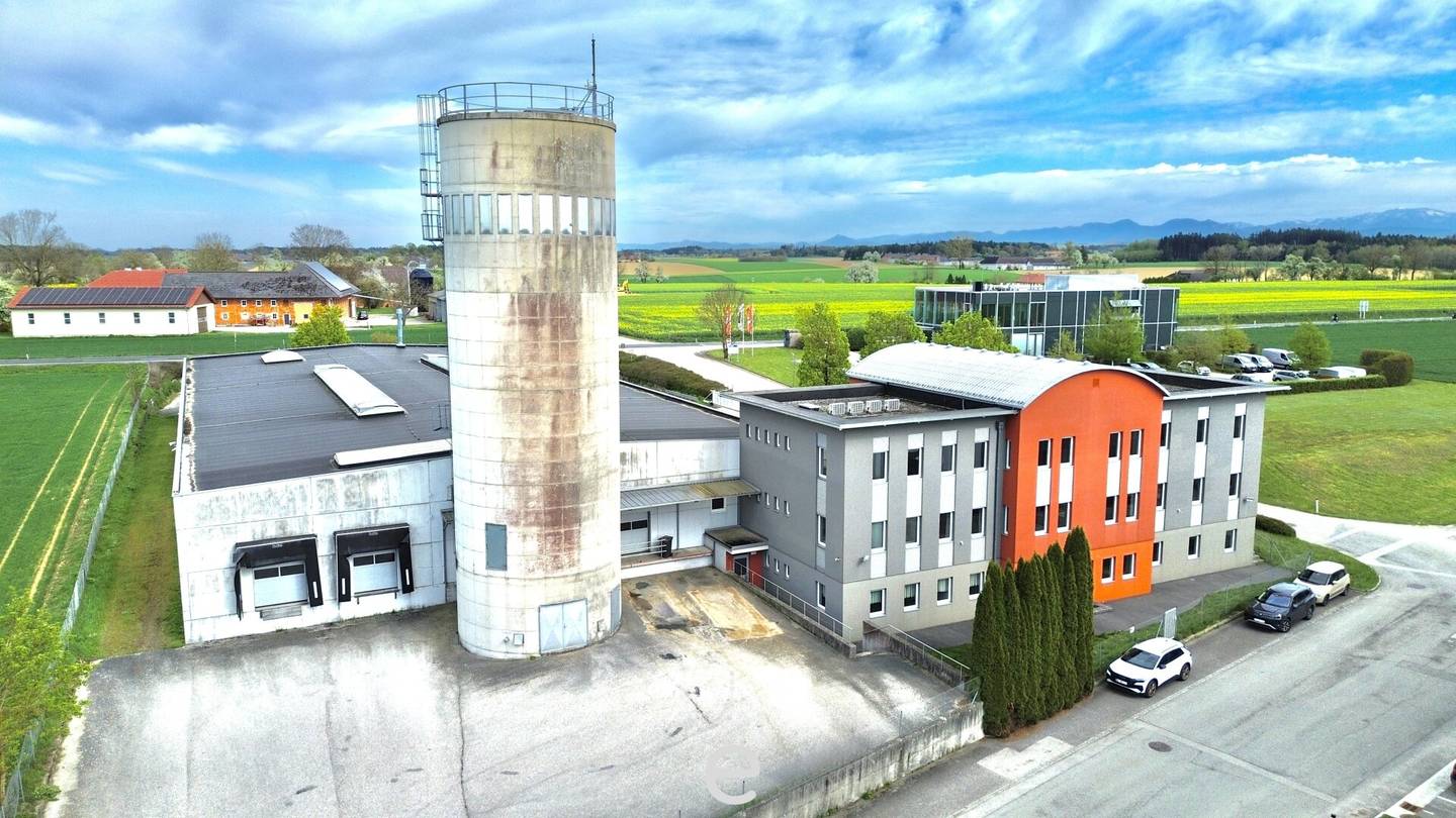 Production and storage space including office location between Sattledt and Wels