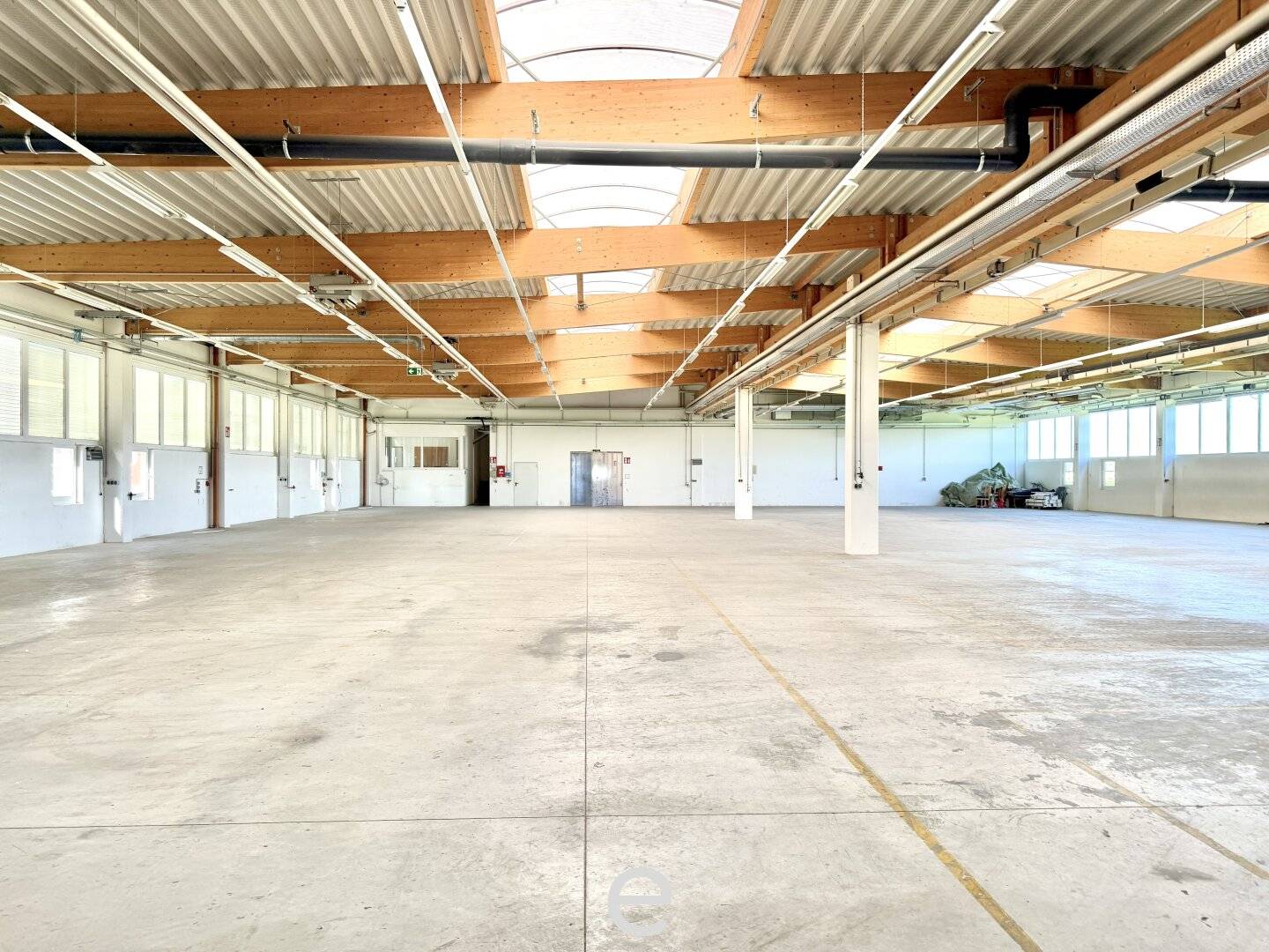 Production and storage space including office location between Sattledt and Wels