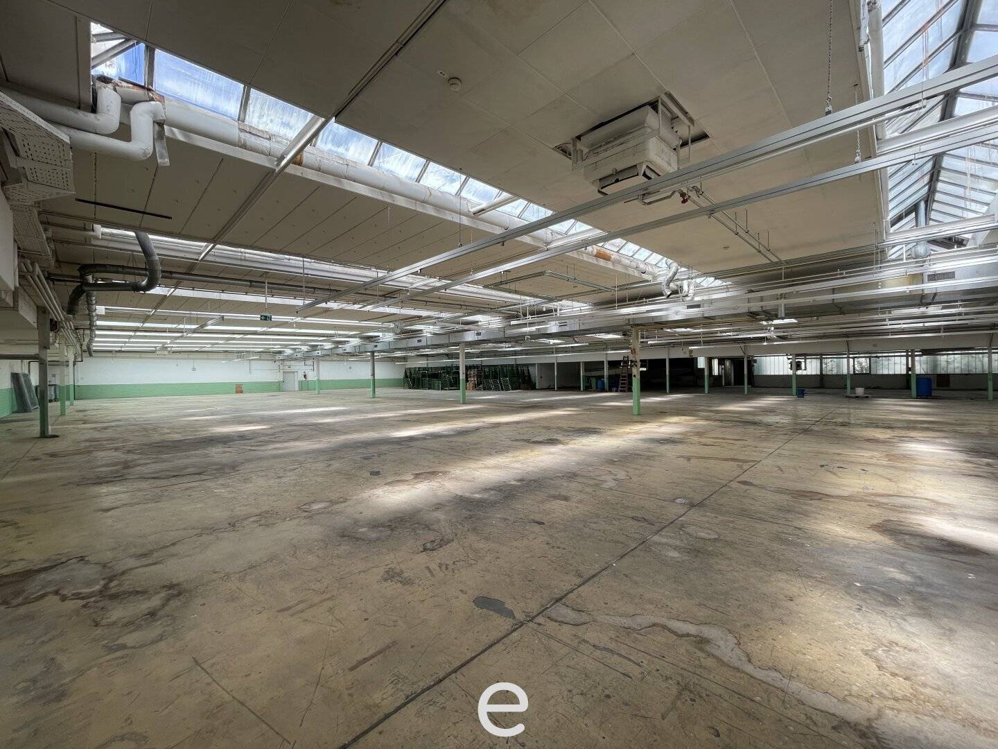 Große Lagerhalle mit breiter Zufahrt am Attersee