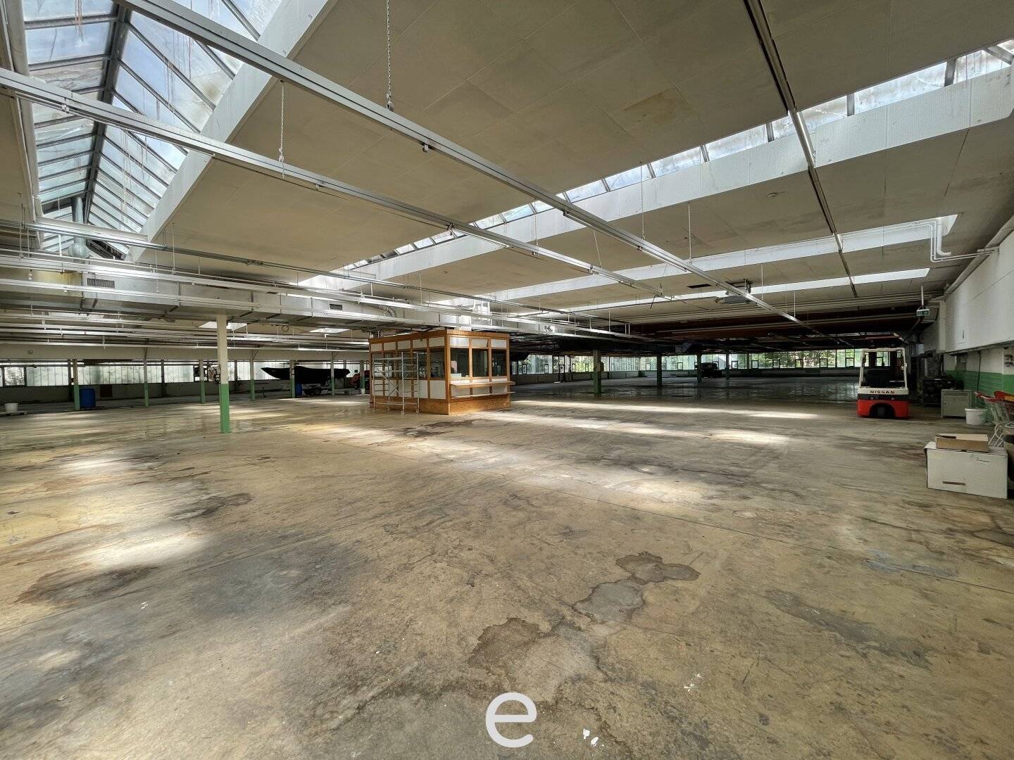 Große Lagerhalle mit breiter Zufahrt am Attersee