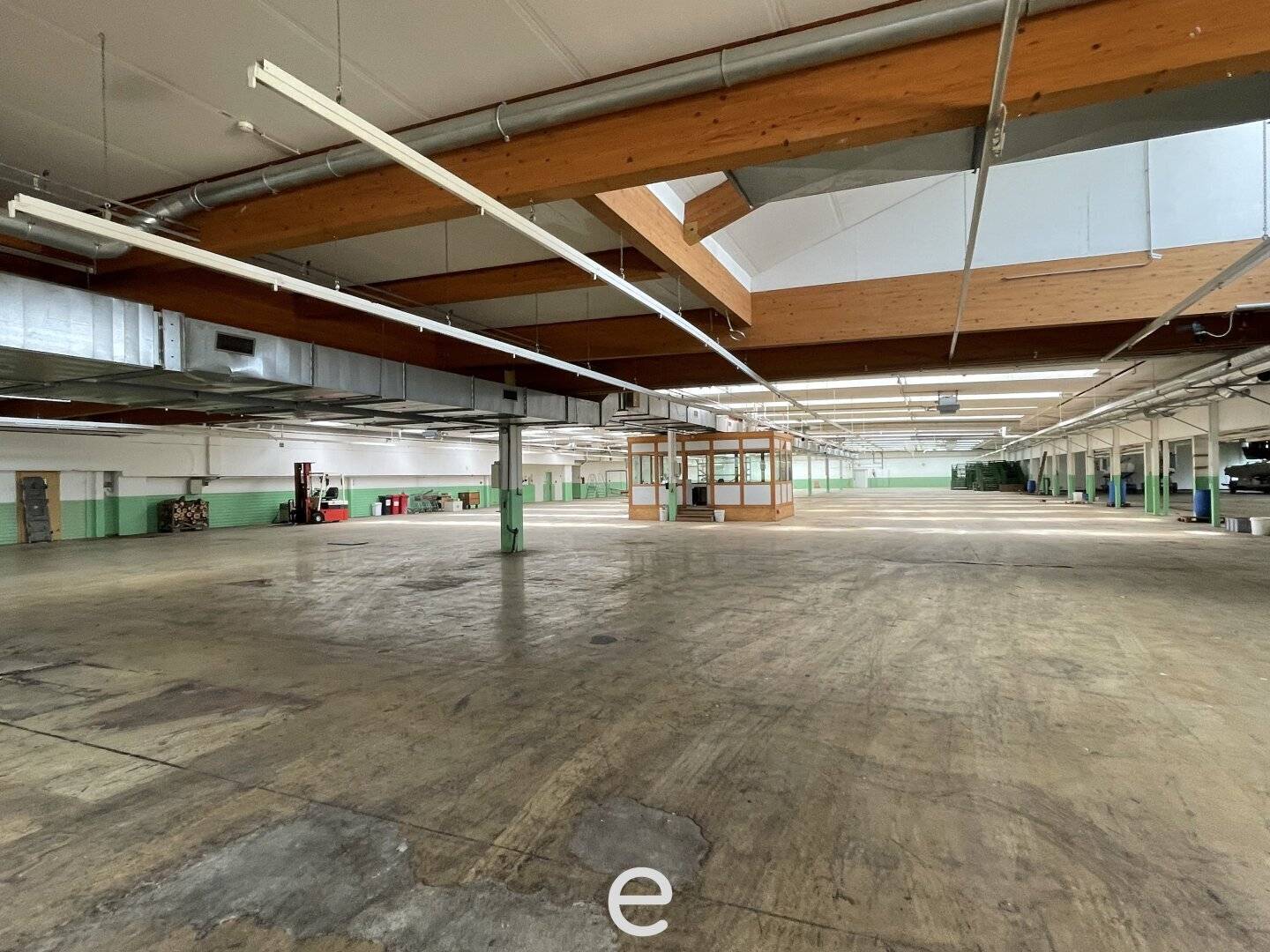 Große Lagerhalle mit breiter Zufahrt am Attersee