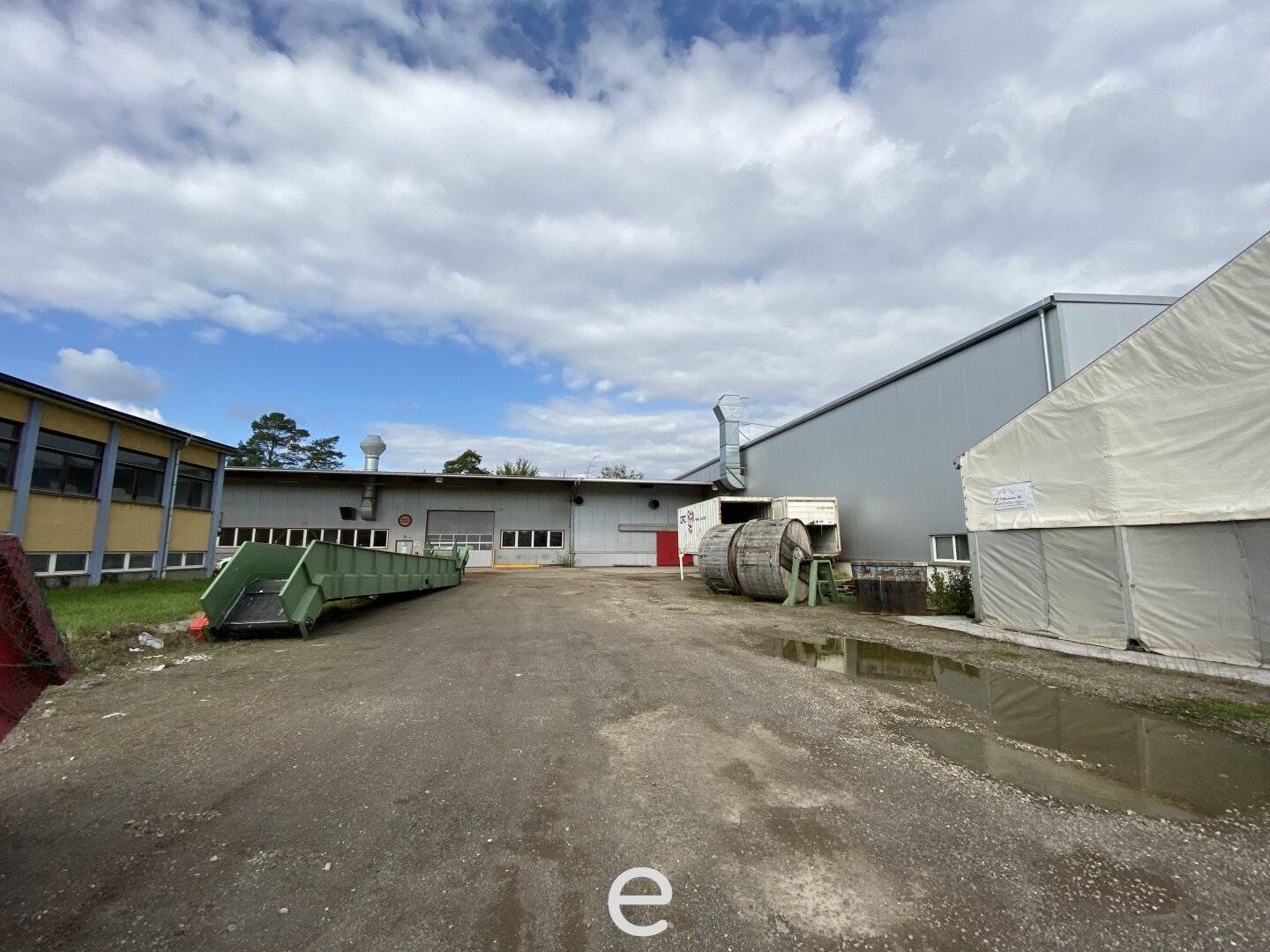 Heated warehouse with approx. 7 to 9 meter hall height, various crane systems, open spaces, etc. for rent in Asten of the Netherlands? in Asten? Wait