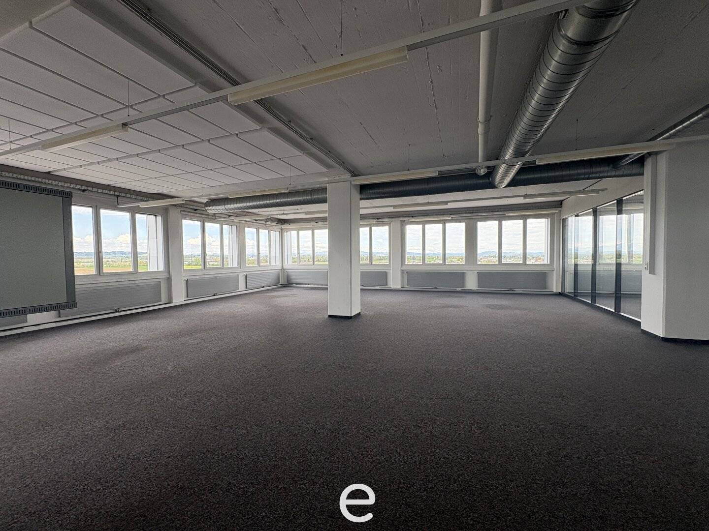 Modern office spaces with flexible use options, total area approx. 713 m² in Marchtrenk for rent