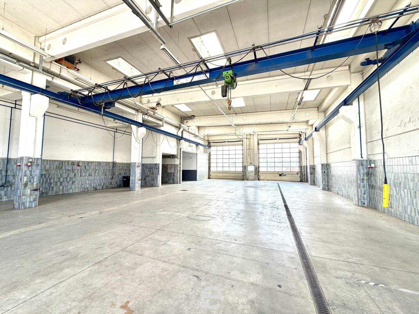 Storage and production space directly on the B1 in Wels