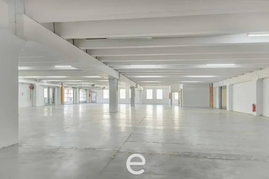 Warehouse with 2 electric, covered loading ramps in Oberhofen am Irrsee near Vöcklabruck by Eurea Real Estates GmbH? Wait